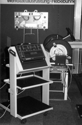 Garagen-Zubehör - kompaktes arbeitsplatzunabhängiges Beissbarth-Achsmessgerät Typ E 1200 mit Digitalanzeige, Kostenpunkt CHF 16'000 - Genfer Autosalon 1980