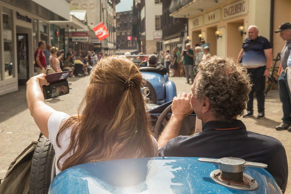 Garantiert stieg die Anzahl Selfies auf eine Million, doch nur dieses Eine ist speziell, versteckt ...
