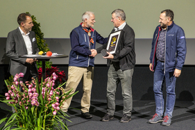 Gary Gwerder vom Bergrennen auf die Seebodenalp nimmt den Swiss Classic Bike Award von Stephan Wyss, dem Zweirad-Delegierten des SHVF entgegen. Danach gings direkt ans Küssnachter Chlausjagen – Swiss Classic Awards 2025, Luzern