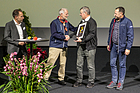 Gary Gwerder vom Bergrennen auf die Seebodenalp nimmt den Swiss Classic Bike Award von Stephan Wyss, dem Zweirad-Delegierten des SHVF entgegen. Danach gings direkt ans Küssnachter Chlausjagen – Swiss Classic Awards 2025, Luzern