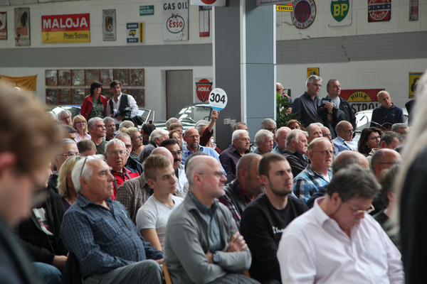 Geboten wird durch Hochhalten der Bieter-Kelle - Versteigerung der Oldtimer Galerie in Toffen am 19. Oktober 2019