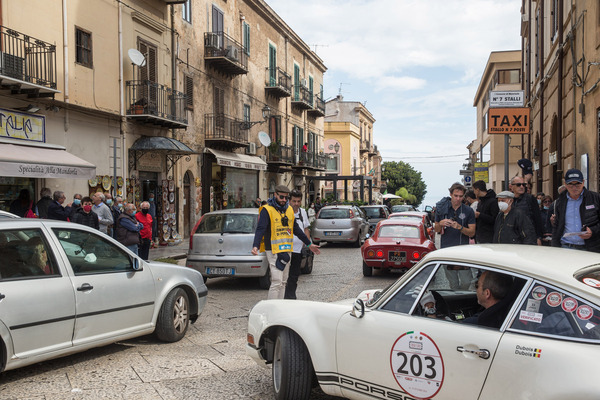 Gedränge im Innerortsverkehr - Targa Florio Classica 2021