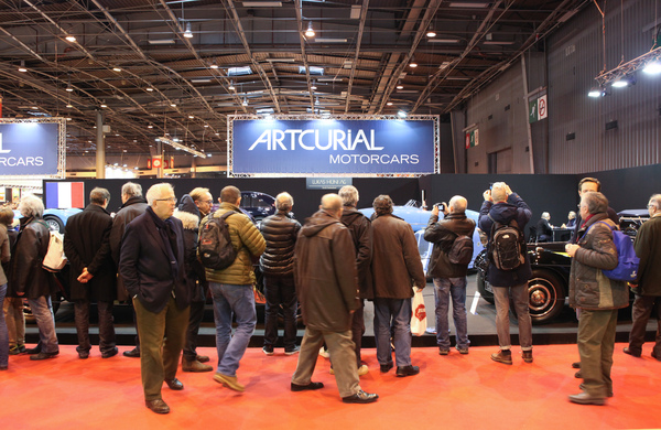 Gedränge vor dem Stand von Lukas Hüni - Rétromobile 2015