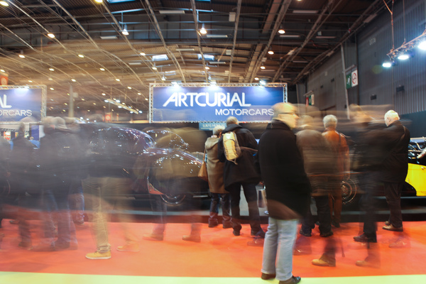 Gedränge vor dem Stand von Lukas Hüni - Rétromobile 2015