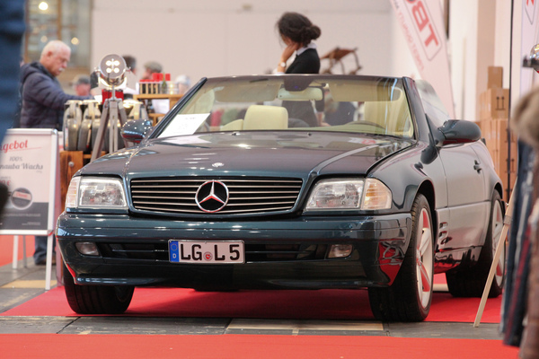 Geduckt steht er da, der R129 - Motorworld Classics Berlin 2019