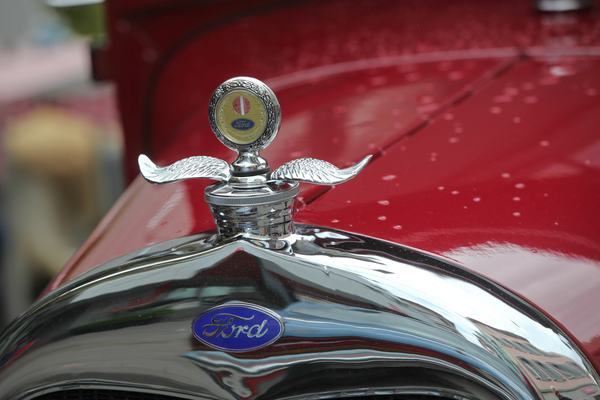 Geflügelt geht es auf diesem Vorkriegs-Ford zu - Oldtimer in Obwalden O-iO 2016