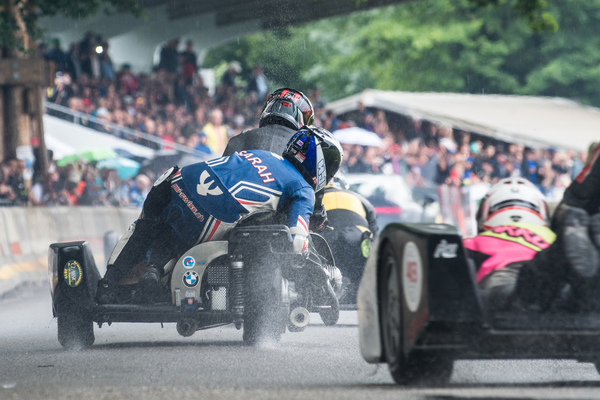 Bild: Gefüllte Tribüne trotz Nieselregen... gute Stimmung und tolle Vielfalt wurde am Oldtimer GP Brugger Schachen 2019 geboten