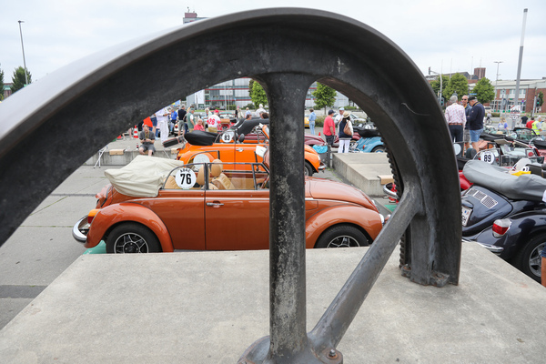 Gegen 100 VW Käfer Cabriolets beim Stekrader Tor in Oberhausen - Internationales Käfer-Cabrio-Treffen von Deutschland 2025