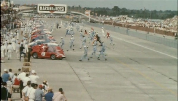 Gegen eine Armada von Ferraris - 12 Stunden Rennen in Sebring - Standbild aus dem Film The Snake and the Stallion