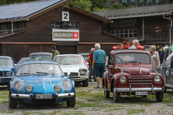 Bild: Gegensätze: Alpine-Renault A110 mit Heckmotor, Fiat 500 mit kleinem Frontmotor und im Hintergrund Maserati Quattroporte - Oldtimer Sunday Morning Zug Treffen vom 3. August 2025