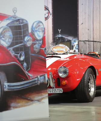 Bild: Gegensätze - Cobra zwischen Mercedes-Benz und Rolls-Royce bei Rent-a-Classic - Swiss Classic World Luzern 2018