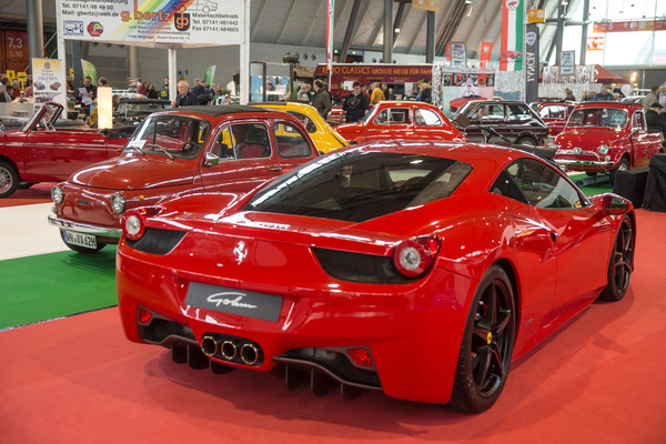 Gegensätze - Fiat 500 und moderner Ferrari Sportwagen - Retro Classics Stuttgart 2020