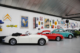 Gegensätze - Jaguar XK 150, Porsche 356 und VW Käfer - Versteigerung "Klassische Automobile & Motorräder" der Oldtimer Galerie in Toffen am 18. Oktober 2025