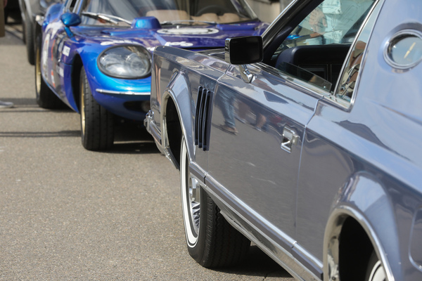 Gegensätze: Kantige Massivbauweise trifft auf rundlichen Leichtbau – Older Classics Mai 2024