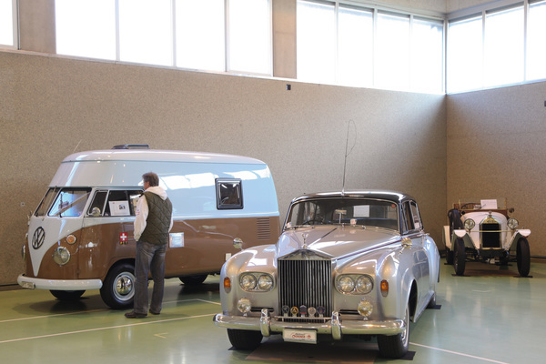 Gegensätze - Rolls-Royce, VW-Bus und Mathis Vorkriegssportwagen bei der Garage Ochsner - Oldtimer- und Teilemarkt Winterthur 12./13. November 2016