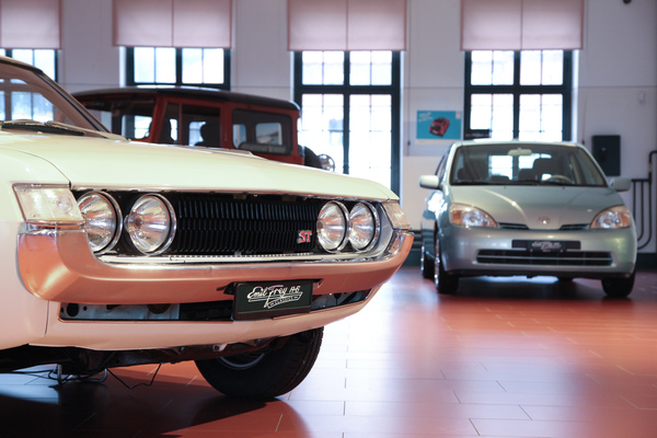 Gegensätze - Toyota Celica ST und Prius I - 50 Jahre Toyota Schweiz Sonderschau