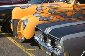 Gegensätze - US-Car mit Flammenmuster und Opel Commodore - Albisgütli Classic Cars & Bikes August 2022