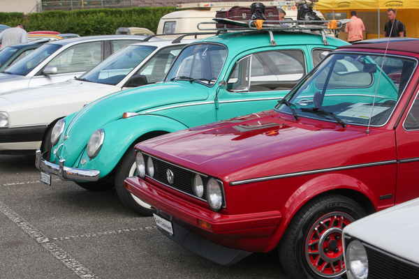 Gegensätze - VW Golf und Vorgänger VW Käfer - AMAG Classic Day 2022