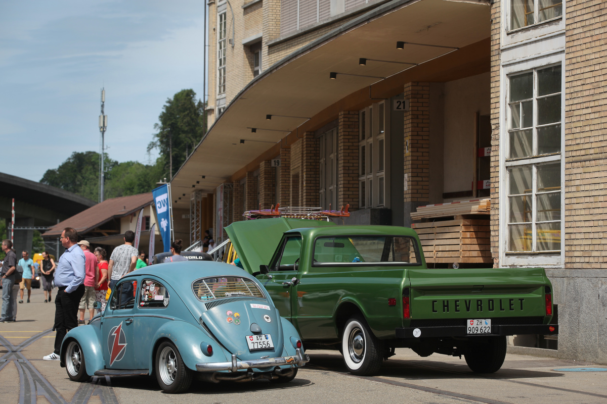 Gegensätze - VW Käfer und Chevrolet Pickup - Motorworld Manufaktur Region Zürich in Kemptthal "Open Day"
