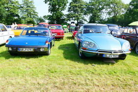 Gegensätze: VW-Porsche 914 mit Mittelmotor und ein späterer Citroën DS mit Frontantrieb und hydropneumatischer Federung – Bockhorner Oldtimermarkt 2025