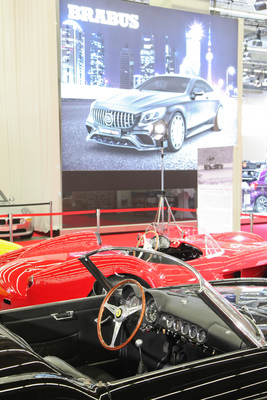 Gegensätze - alte Ferrari, moderne Brabus-Mercedes - IAA Heritage by Motorworld 2019