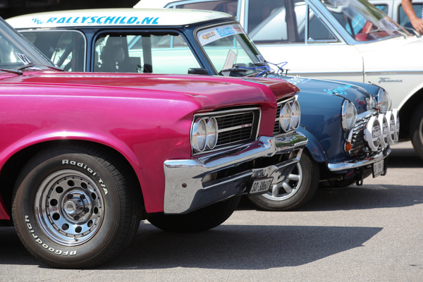 Gegensätze - amerikanischer Chrom und britischer Kleinbau - 3. Youngtimer- und Classictreffen Pratteln am 15. Juli 2018