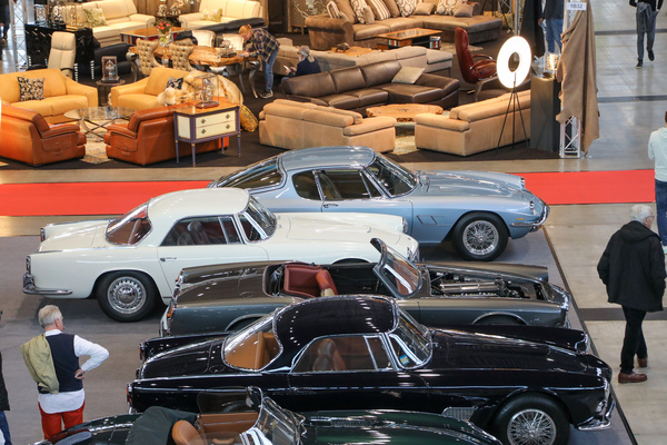 Contrasts at the trade fair - Maserati sports car in front of sofa landscape - Retro Classics Stuttgart 2023