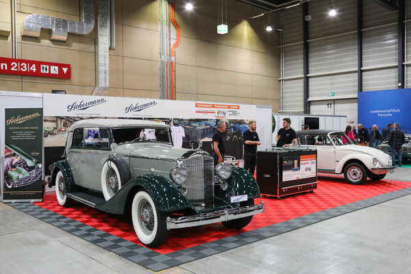 Gegensätze auf dem Ackermann-Stand - Vorkriegsamerikaner der Luxusklasse und VW Käfer Cabriolet der Siebzigerjahre - Swiss Classic World Luzern 2024