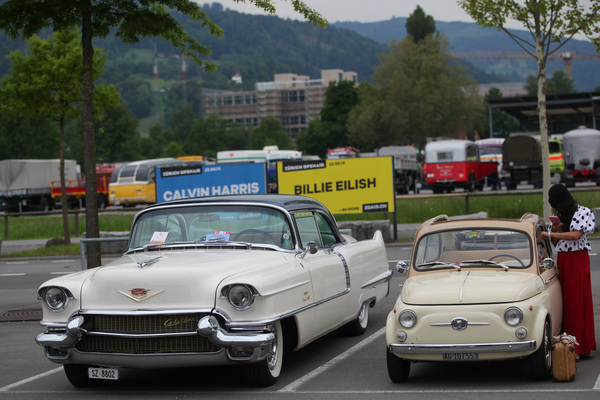 Bild Gegensätze auf dem Besucherparkplatz - Fiat 500 und Cadillac - Swiss Classic World Luzern 2019