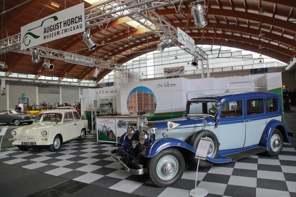 Bild Gegensätze auf dem Stand des August Horch Museums - Klassikwelt Bodensee 2016
