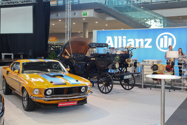 Gegensätze bei Allianz - Ford Mustang und Automobil der Pionierzeit - Retro Classics Stuttgart 2017