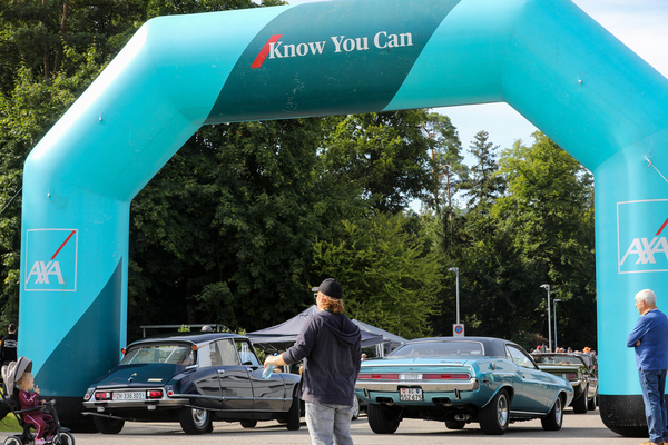 Gegensätze beim Eingang - Citroën DS und Dodge Challenger - 8. Lägern Classic 2025