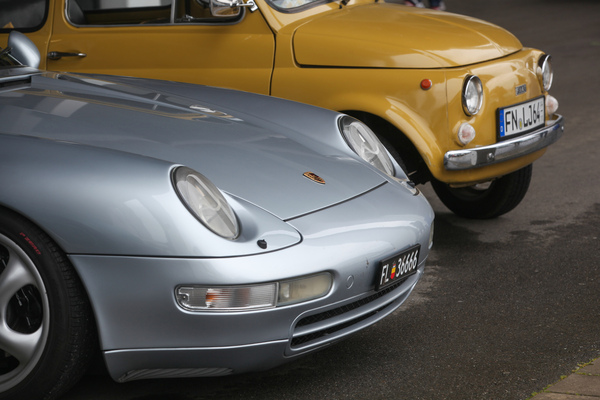 Gegensätze - die Frontgestaltung des Porsche 993 im Vergleich zum Fiat 500 - Motorworld Classics Bodensee 2022
