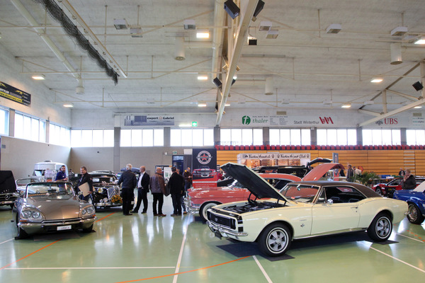 Bild Gegensätze - franzöisches Savoir Vivre (Citroën DS) und amerikanischer Way of Drive (Camaro) in der neu dazugekommenen Halle 2 - Oldtimer- und Teilemarkt Winterthur 12./13. November 2016