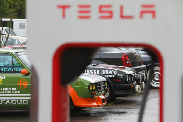 Gegensätze - heissblütige italienische Alltagstechnik und moderne Ladestationen - Older Classics Mai 2023