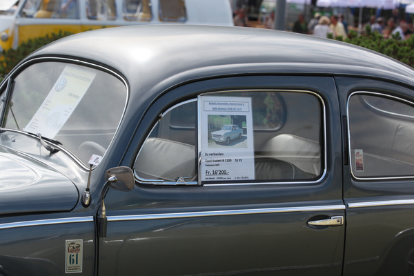Gegensätze - hier wird auf der Seitenscheibe des Käfers für den Verkauf des damaligen Konkurrenten Opel Kadett geworben - AMAG Classic Day 2022