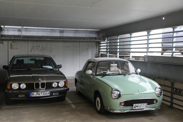 Bild: Gegensätze im Parkhaus - Nissan Figaro und BMW Siebner Limousine - Bremen Classic Motorshow 2020