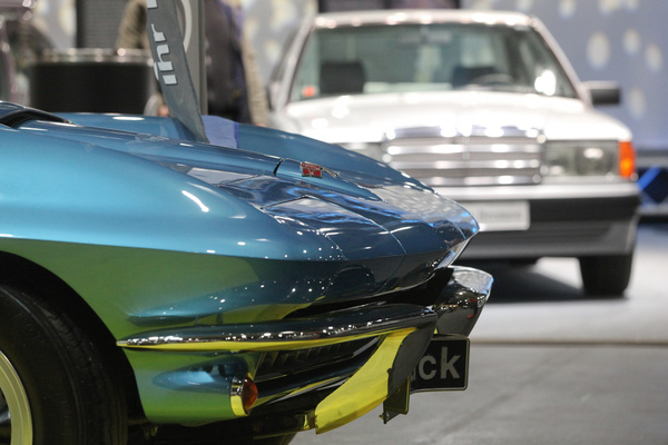Gegensätze - in Bremen gebauter Baby-Benz und Chevrolet Corvette C2 im Vordergrund - Bremen Classic Motorshow 2019