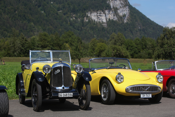 Gegensätze in Gelb - links Austin Seven Swallow, rechts Daimler SP 250 "Dart" - British Car Meeting (BCM) Mollis 2022