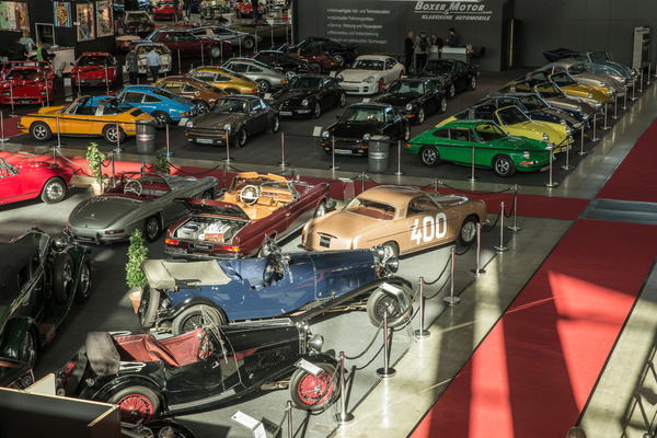 Gegensätze in Halle 1 - Vorkriegsklassiker unterschiedlichster Herkunft und Porsche-911-Angebot vis-à-vis - Retro Classics Stuttgart 2017