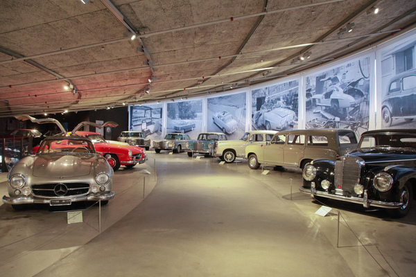 Bild Gegensätze - links 300 SL, rechts ein Handwerker-Kombi - Sonderschau "Mercedes-Benz" im Pantheon Basel 2020/2021