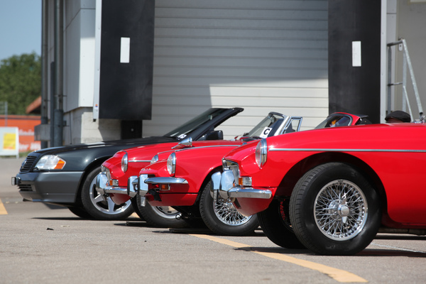 Gegensätze - rote Briten von MG und Triumph mit schwarzem Mercedes-Benz 500 SL R129 - 3. Youngtimer- und Classictreffen Pratteln am 15. Juli 2018