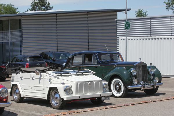 Gegensätze - rustikaler VW 181 Kübelwagen und nobler Rolls-Royce aus England - Autohalle Sunday Classics Juni 2022