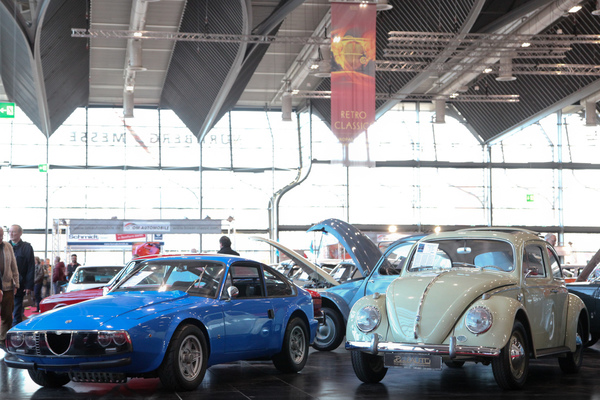 Gegensätze - seltener Alfa Romeo Junior Zagato und VW Käfer - Retro Classics Bavaria 2019