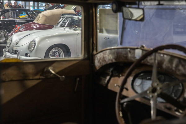 Gegensätze - unrestaurierter Bugatti und fast neuwertiger Porsche 356 bei Artcurial - Rétromobile Paris 2019