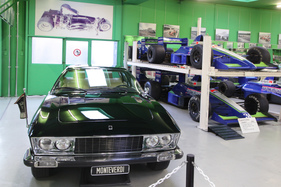 Gegensätze - viertürige Limousine und Formel-1-Autos - Monteverdi Museum Binningen