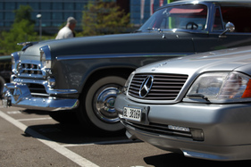 Gegensätze - vorne der moderne Mercedes-Benz R129 mit vollelektrischem Dach - 2. TCS Youngtimer und Classictreffen in Pratteln 2016 Gegensätze - vorne der moderne Mercedes-Benz R129 mit vollelektrischem Dach - 2. TCS Youngtimer und Classictreffen in Pratteln 2016