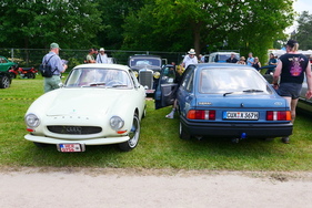 Gegensätze ziehen sich an. Extrem seltener DKW Monza (nur rund 75 gebaute Exemplare) hat eine Gemeinsamkeit mit dem Ford Sierra der ersten Serie (Sierra ’82), denn beide sind fast vollständig aus dem Straßenbild verschwunden. – Bockhorner Oldtimermarkt 2025