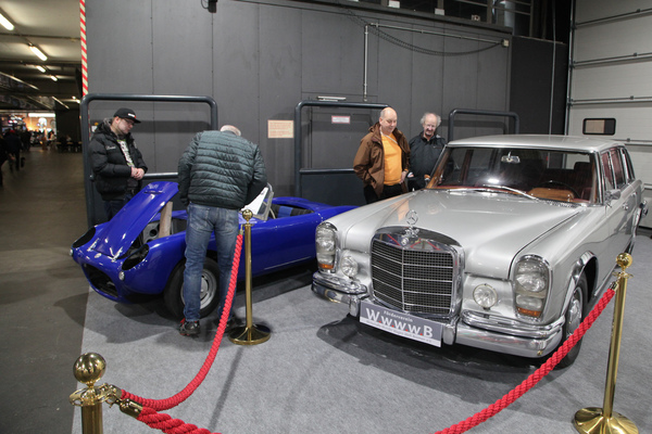 Gegensätze ziehen sich an, britischer Kleinsportwagen und deutsche Luxuslimousine - Bremen Classic Motorshow 2020