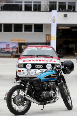 Gegensätze - zum Café Racer umgebaute Honda und zum Rallye-Auto umgebauter Audi Quattro - Dolder Classics Mai 2018